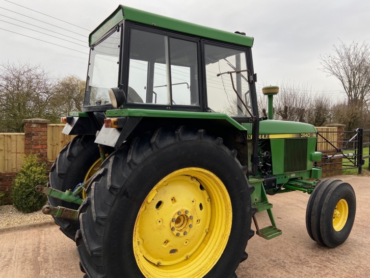 John Deere 3140