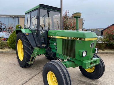 John Deere 3140
