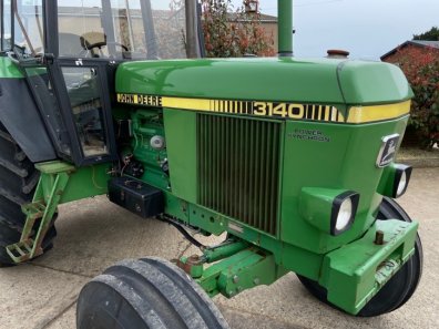 John Deere 3140