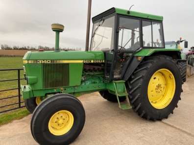 John Deere 3140