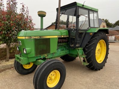 John Deere 3140