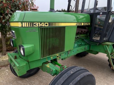 John Deere 3140