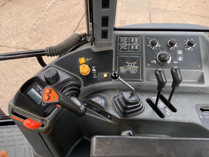 New Holland 8560