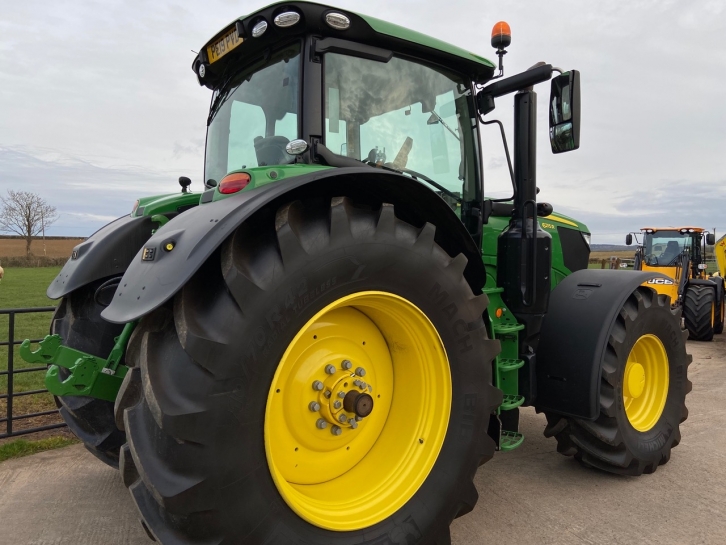 John Deere 6215R