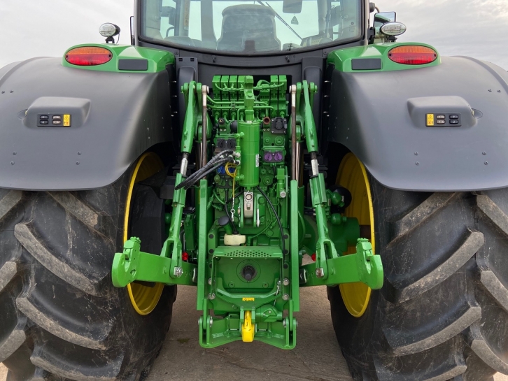John Deere 6215R
