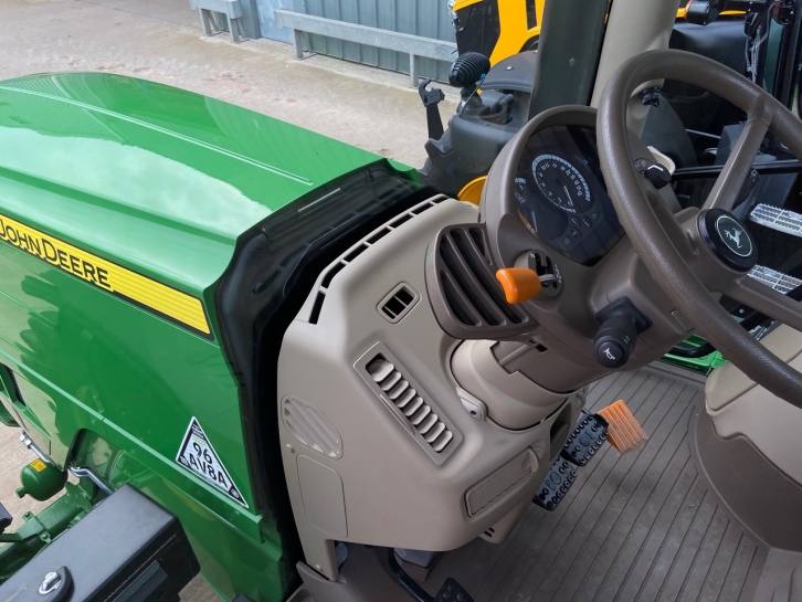 John Deere 6215R