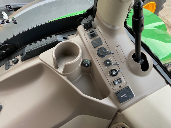 John Deere 6215R