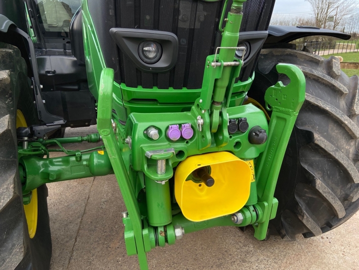 John Deere 6215R