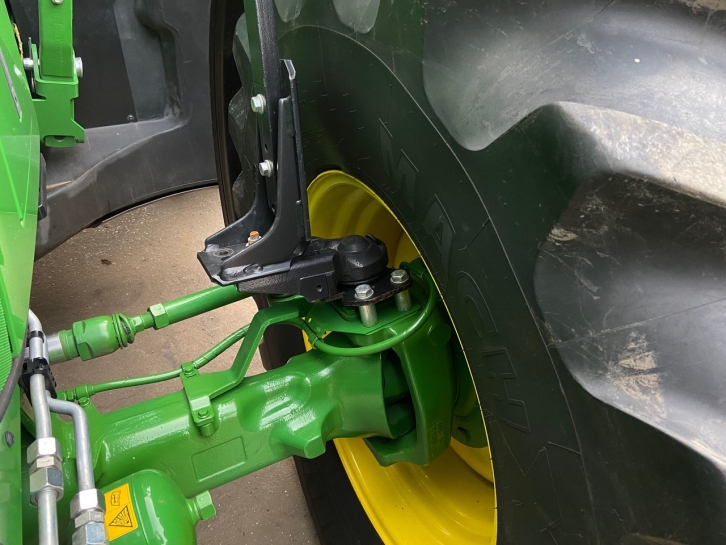 John Deere 6215R