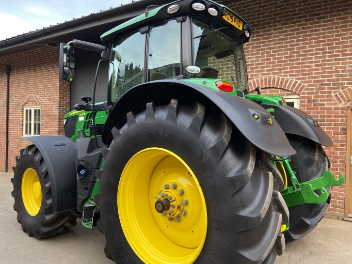 John Deere 6215R