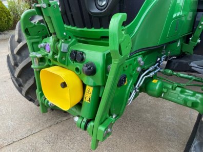 John Deere 6215R