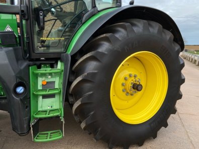 John Deere 6215R