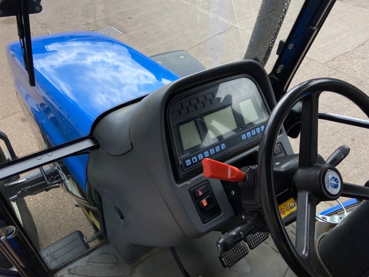 New Holland TM135