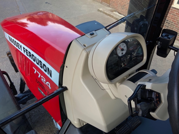 Massey Ferguson 7724 Dyna-VT Exclusive