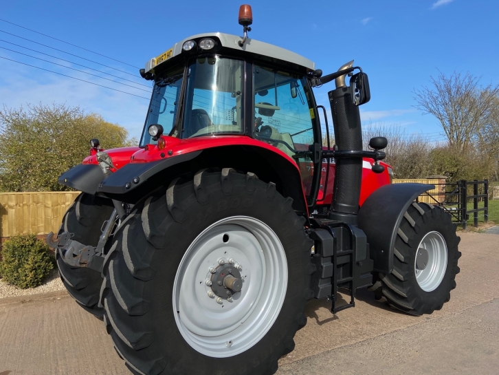 Massey Ferguson 7724 Dyna-VT Exclusive
