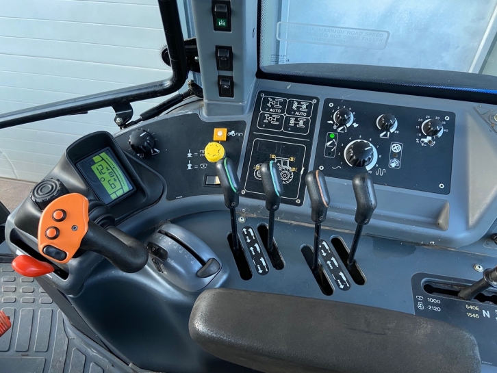 New Holland TM155