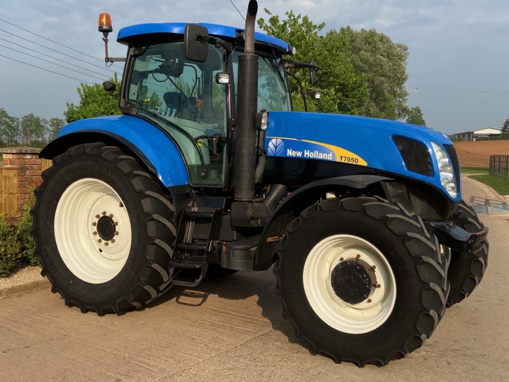 New Holland T7050