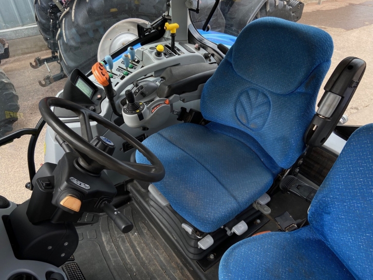 New Holland T7050