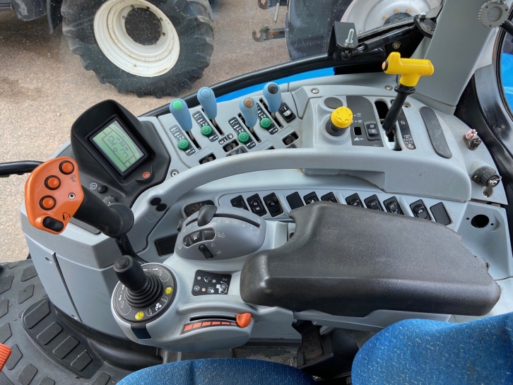 New Holland T7050