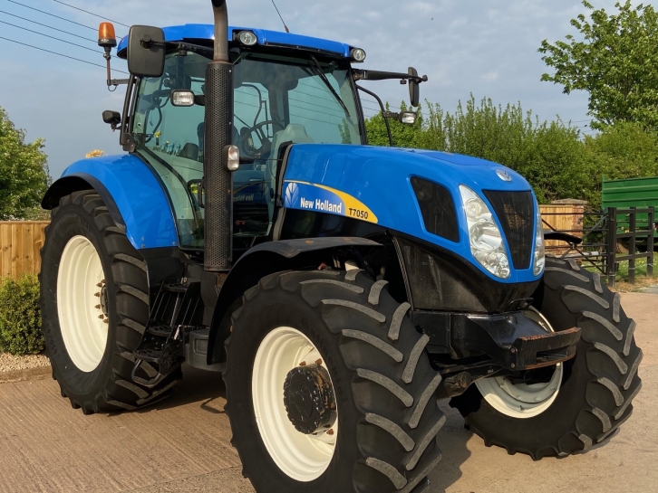 New Holland T7050