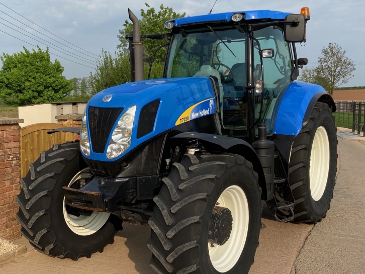 New Holland T7050