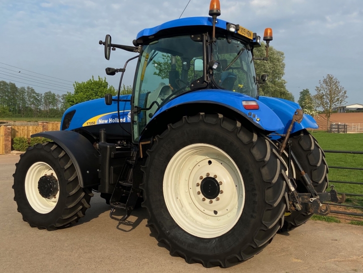 New Holland T7050