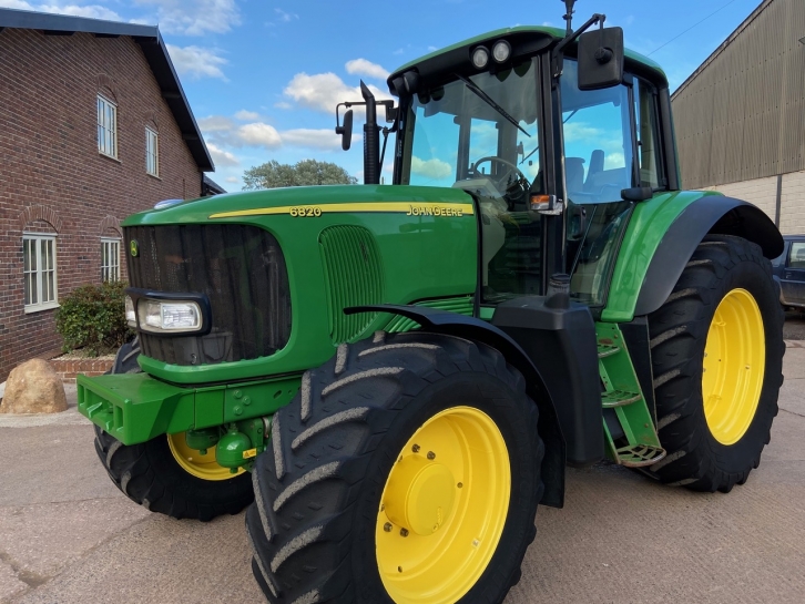 John Deere 6820