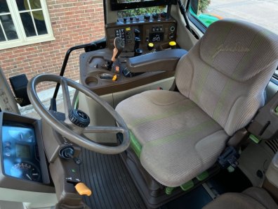 John Deere 6820