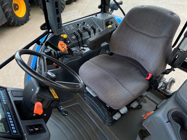 New Holland TM130