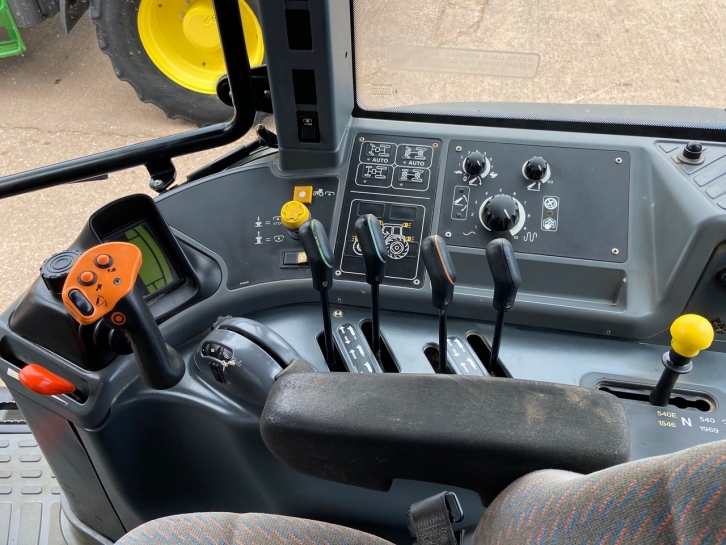 New Holland TM130