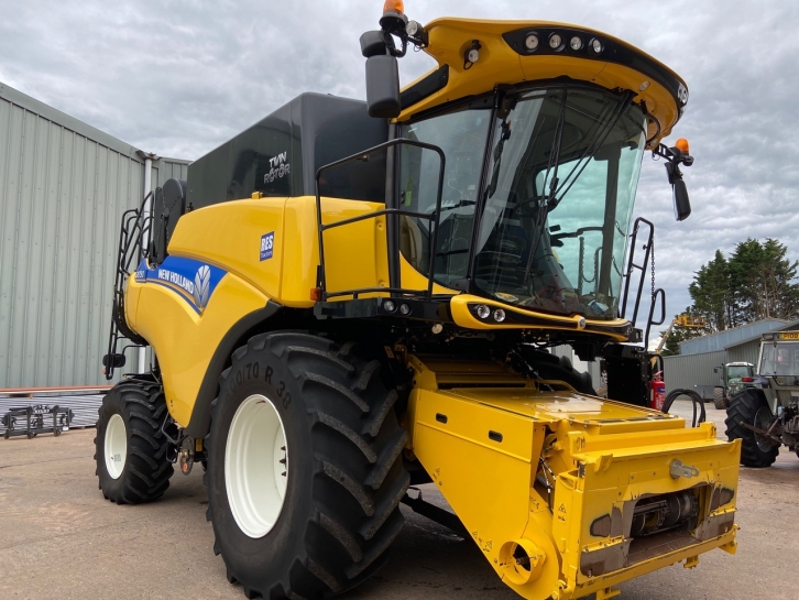 New Holland CR7.90 Twin Rotor narrow body combine