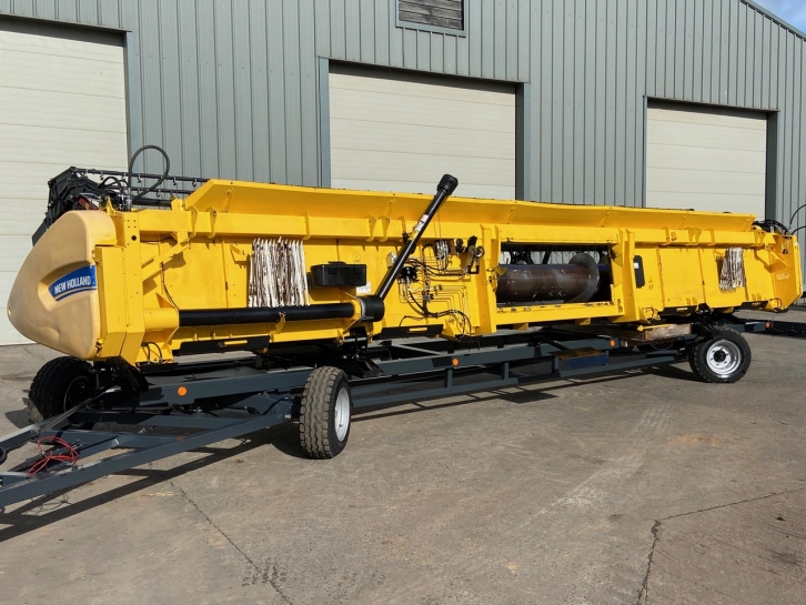 New Holland CR7.90 Twin Rotor narrow body combine