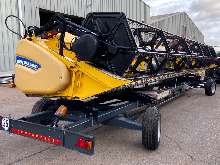 New Holland CR7.90 Twin Rotor narrow body combine