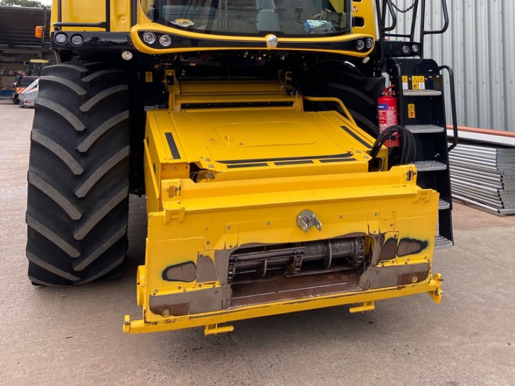 New Holland CR7.90 Twin Rotor narrow body combine