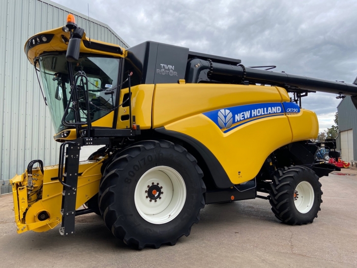 New Holland CR7.90 Twin Rotor narrow body combine