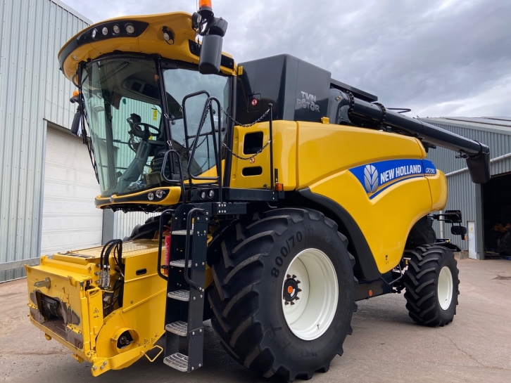 New Holland CR7.90 Twin Rotor narrow body combine