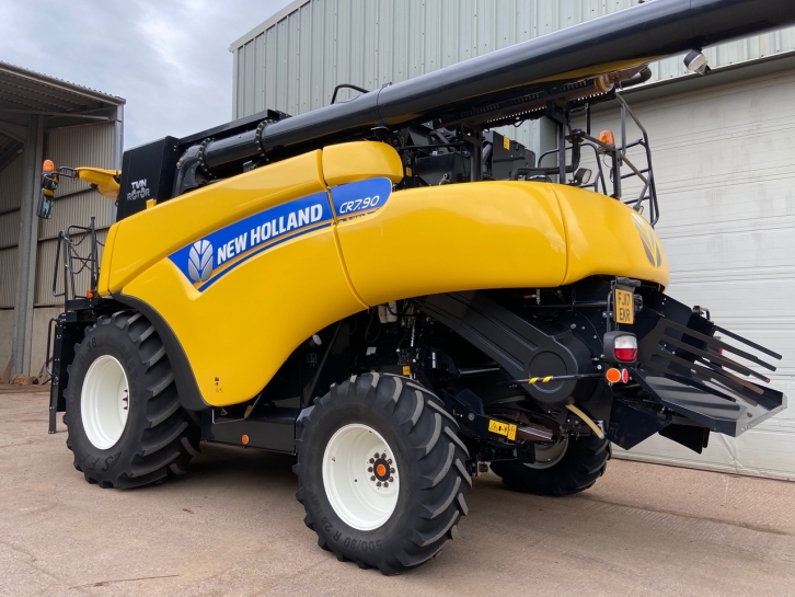 New Holland CR7.90 Twin Rotor narrow body combine