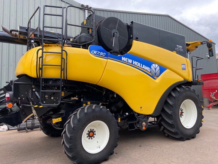 New Holland CR7.90 Twin Rotor narrow body combine