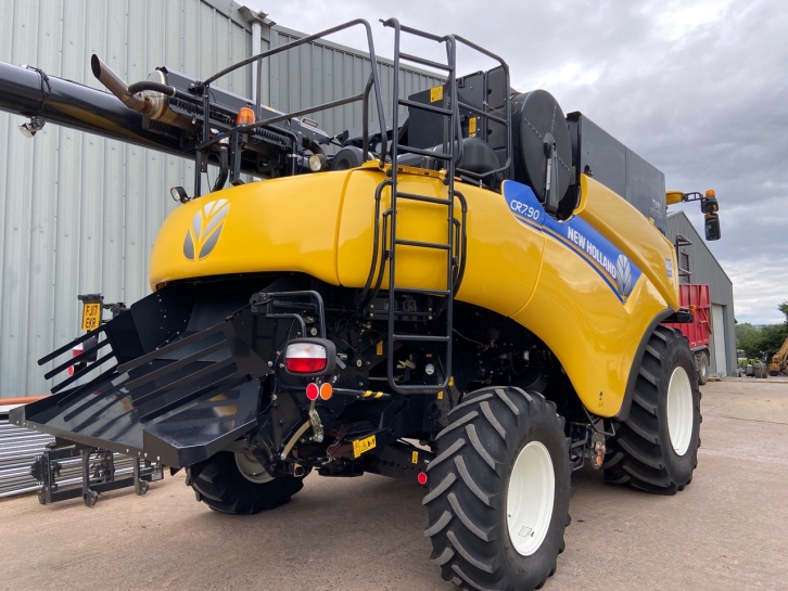 New Holland CR7.90 Twin Rotor narrow body combine