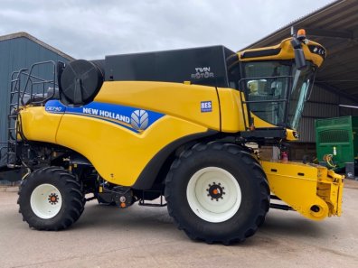 New Holland CR7.90 Twin Rotor narrow body combine