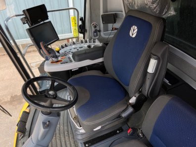 New Holland CR7.90 Twin Rotor narrow body combine