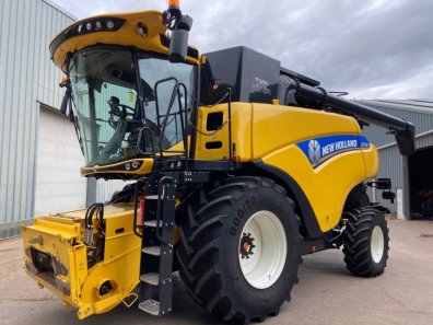 New Holland CR7.90 Twin Rotor narrow body combine