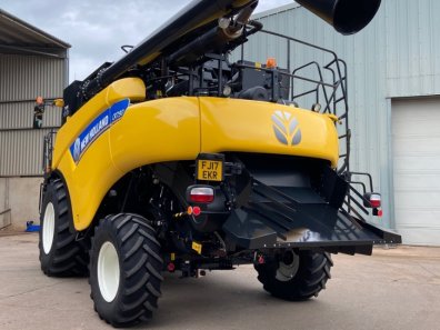 New Holland CR7.90 Twin Rotor narrow body combine