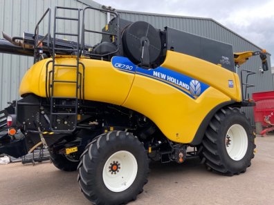 New Holland CR7.90 Twin Rotor narrow body combine