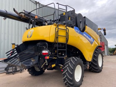 New Holland CR7.90 Twin Rotor narrow body combine