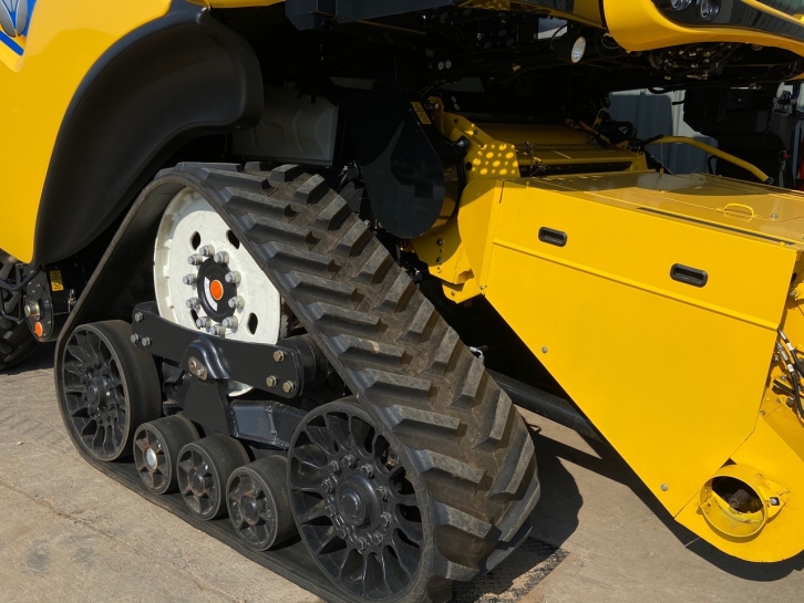 New Holland CR8.80 Twin Rotor narrow body combine
