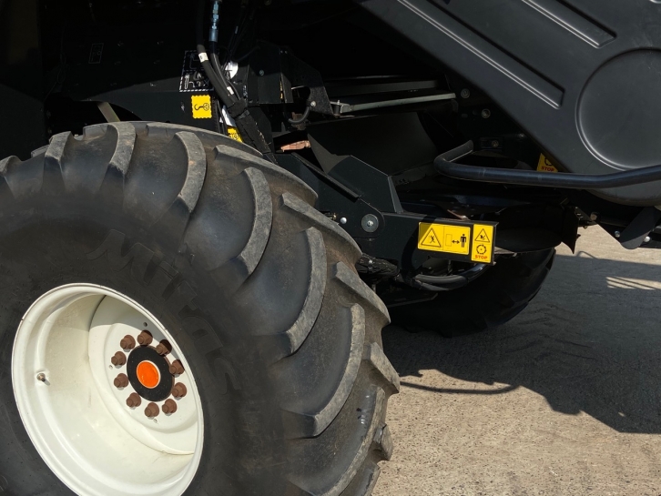 New Holland CR8.80 Twin Rotor narrow body combine