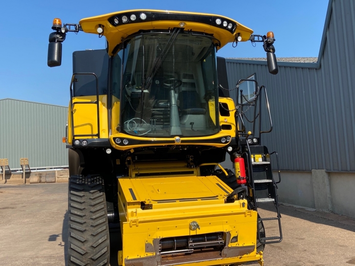 New Holland CR8.80 Twin Rotor narrow body combine