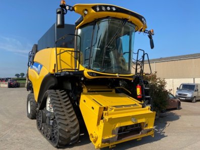 New Holland CR8.80 Twin Rotor narrow body combine