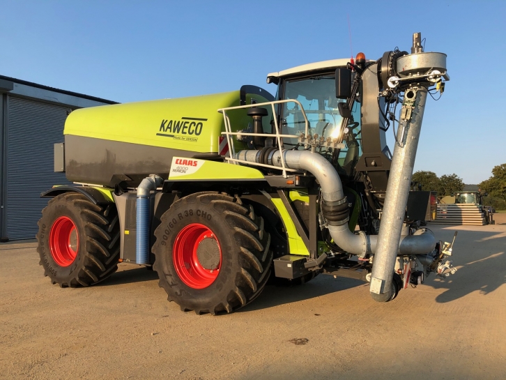 Claas Xerion 4000 with 16,000 Kaweco tank